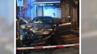 Colisão entre dois carros causa danos em café no Porto