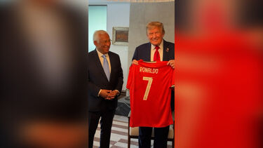 Com uma mensagem especial, António Costa entrega camisola autografada por Cristiano Ronaldo a Donald Trump