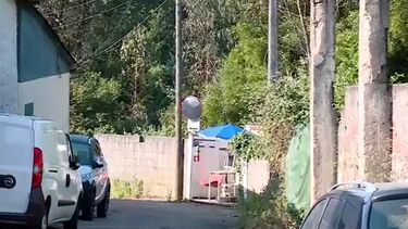 Sucata totalmente destruída pelas chamas em Vila Nova de Gaia