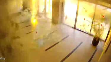 Câmaras de videovigilância gravam explosão que atingiu átrio de prédio em Israel