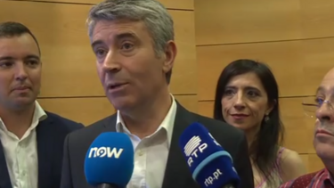 José Luís Carneiro quer explicações do Governo sobre falta de meios aéreos de combate a incêndios