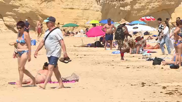 Praias algarvias enchem-se de turistas no fim-de-semana prolongado