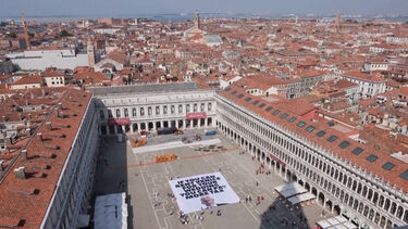 “Se podes alugar Veneza para o teu casamento, podes pagar mais impostos”: ativistas protestam contra Jeff Bezos 