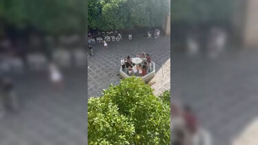 Turistas portugueses a dançar dentro de fonte no centro histórico de Sevilha em Espanha indignam população