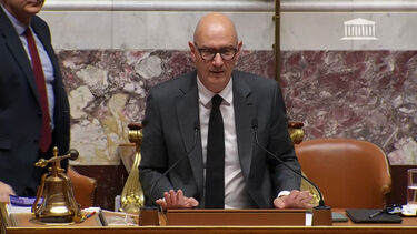 'Reparou que está a chover?”: primeiro-ministro francês surpreendido por gotas de chuva enquanto discursava no Parlamento