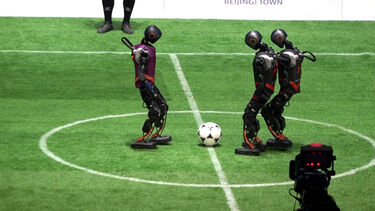 O arranque da Liga de futebol de robôs humanoides 3 contra 3 em Pequim 