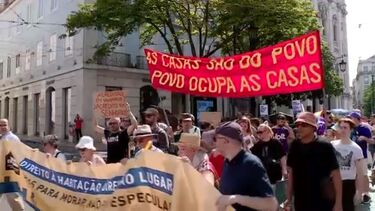 Centenas de pessoas manifestam-se em Lisboa em defesa do direito à habitação