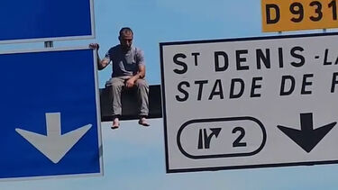 Aprenda a parar o trânsito: pendure-se num pórtico de sinalização da autoestrada