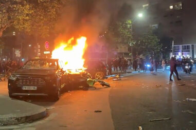 Montras partidas, lojas assaltadas e carros em chamas: o caos absoluto em Paris depois da final da Champions