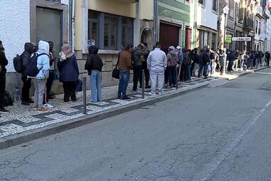  Longas filas de imigrantes nas instalações da AIMA no Porto