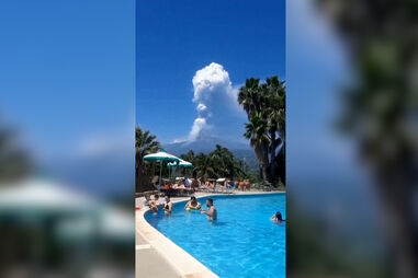 Esta piscina teve vista privilegiada quando o monte Edna entrou em erupção 