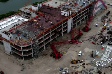 Queda de grua mata duas pessoas em local onde está a ser construído hospital na Florida 