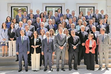 Novo Governo sem linhas vermelhas negoceia com todos