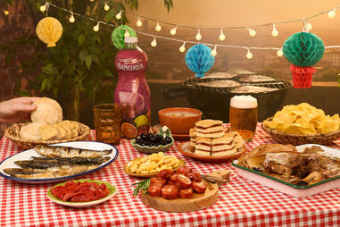 Santos Populares celebram-se com petiscos da Mercadona e um toque de carvão