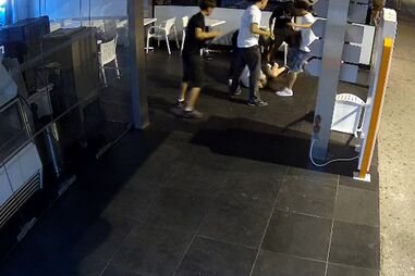 Homem agredido por grupo em espaço público