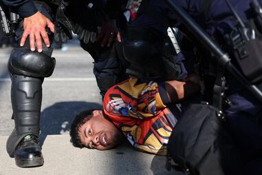 Protestos em Los Angeles levam a recolher obrigatório e detenções policiais