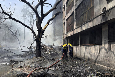 Bombeiros combatem incêndio após queda de avião na Índia