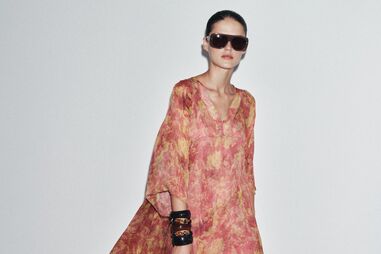 Zara aposta em vestido floral de verão há mais de uma década para mulheres