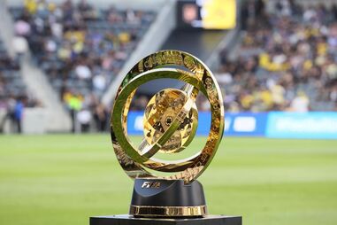 Troféu do Mundial de Clubes da FIFA em exibição no relvado