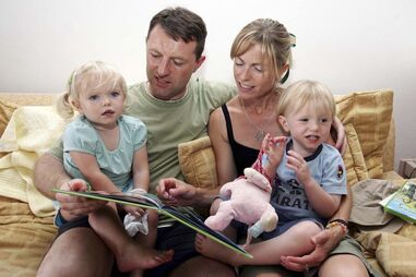 Os pais de Maddie, Gerry e Kate McCann, com os filhos gémeos