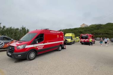Pai e filha de 10 anos resgatados do mar na Nazaré