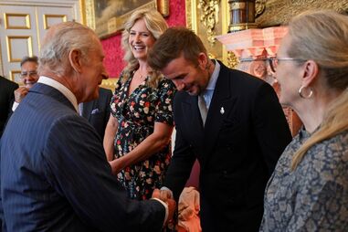 Carlos III a cumprimentar David Beckham