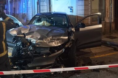 Colisão entre dois carros causa danos em café no Porto