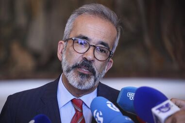 Ministro dos Negócios Estrangeiros preocupado com 'maior dificuldade de voos' para diáspora mas rejeita alarmismo 