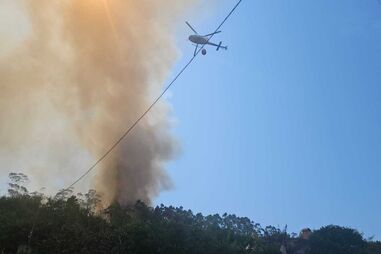 Mais de 100 operacionais e cinco meios aéreos em incêndio florestal em Santa Maria da Feira