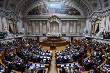 Raimundo diz que 'programa do Governo cheira a Troika'. Montenegro retorquiu: 'O seu discurso tresanda ao velho comunismo'