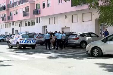 Agressor, de 50 anos, e a mulher e filho, de 49 e 17, foram presos pela PSP junto ao local da agressão