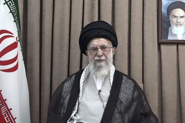Ali Khamenei rejeita pedido de rendição dos EUA