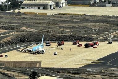 Hava Kuvvetleri F-16'ları, uçakta bomba tehdidi oluşmasının ardından uçağa refakat ediyor