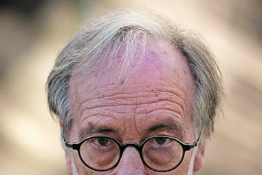 José Luís Pio Abreu, médico psiquiatra, surge num retrato próximo