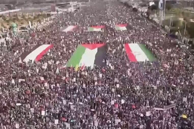 Milhares de iemenitas manifestam-se em Sanaa em solidariedade com o Irão e com o povo palestiniano