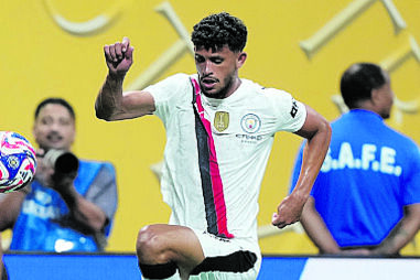 Matheus Nunes ultrapassa um adversário rumo à baliza