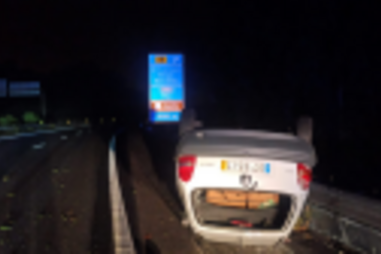 Viatura ficou capotada na auto-estrada que liga o Porto a Viana do Castelo