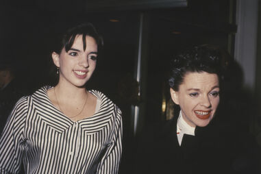 Judy Garland e Liza Minnelli são figuras centrais na discussão sobre trauma geracional