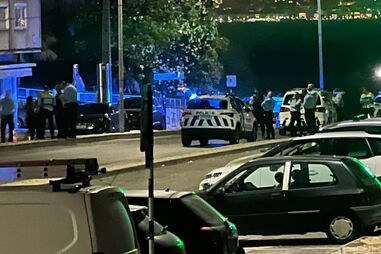 Casal dentro de carro atacado a tiro em rua do Seixal