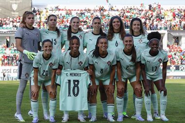 Seleção portuguesa feminina homenageia C. Mendes com camisola 18
