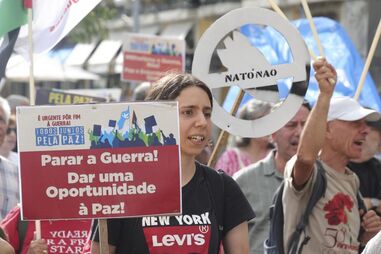 Protesto da CGTP junta dezenas de pessoas em Lisboa contra "corrida ao armamento"