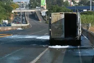 Carrinha consumida pelas chamas no IC17 em Lisboa