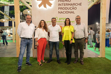 Da esquerda para a direita: João Silva, da Ecofrutas; Sofia Hartley, responsável pelo Programa Origens; Telmo Presado, produtor Intermarché Origens, da Ecofrutas; Joana Vidinha, representante da iniciativa “Portugal Sou Eu”; e Bruno Santos, vereador da Câmara Municipal do Bombarral