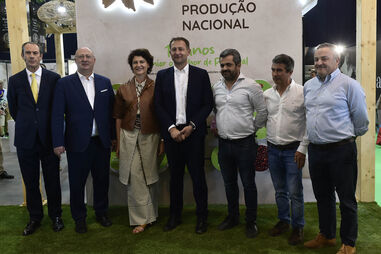 Além de Marcelo Rebelo de Sousa, também José Manuel Fernandes, ministro da Agricultura e Pescas (segundo à esquerda), e o comissário europeu para a Agricultura e Desenvolvimento Rural, Christophe Hansen (ao centro), marcaram presença no espaço do Intermarché na Feira
