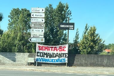 Tarjas espalhadas pela cidade exigem demissão do comandante dos Bombeiros Famalicenses