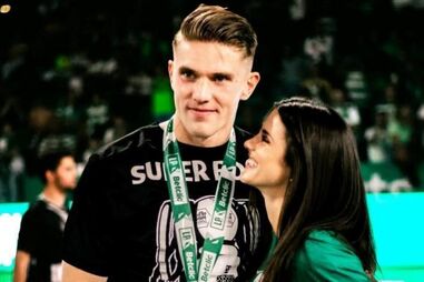 Gyokeres celebra com Inês Aguiar e amigos