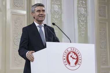 José Luís Carneiro assume a liderança do PS, numa fase difícil para o partido