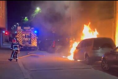 Carro destruído pelas chamas em Matosinhos
