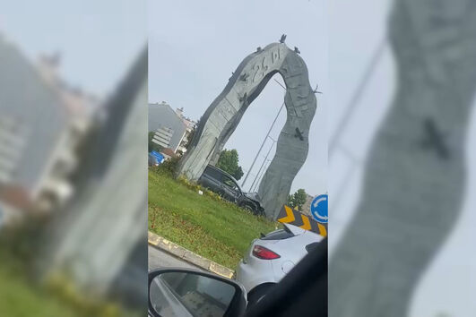 Imagens mostram carro no meio de rotunda de Espinho após despiste