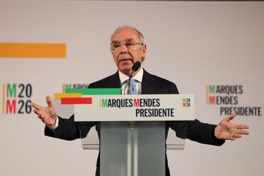 Marques Mendes defende ser 'não questão' explicações ao Irão sobre as Lajes 